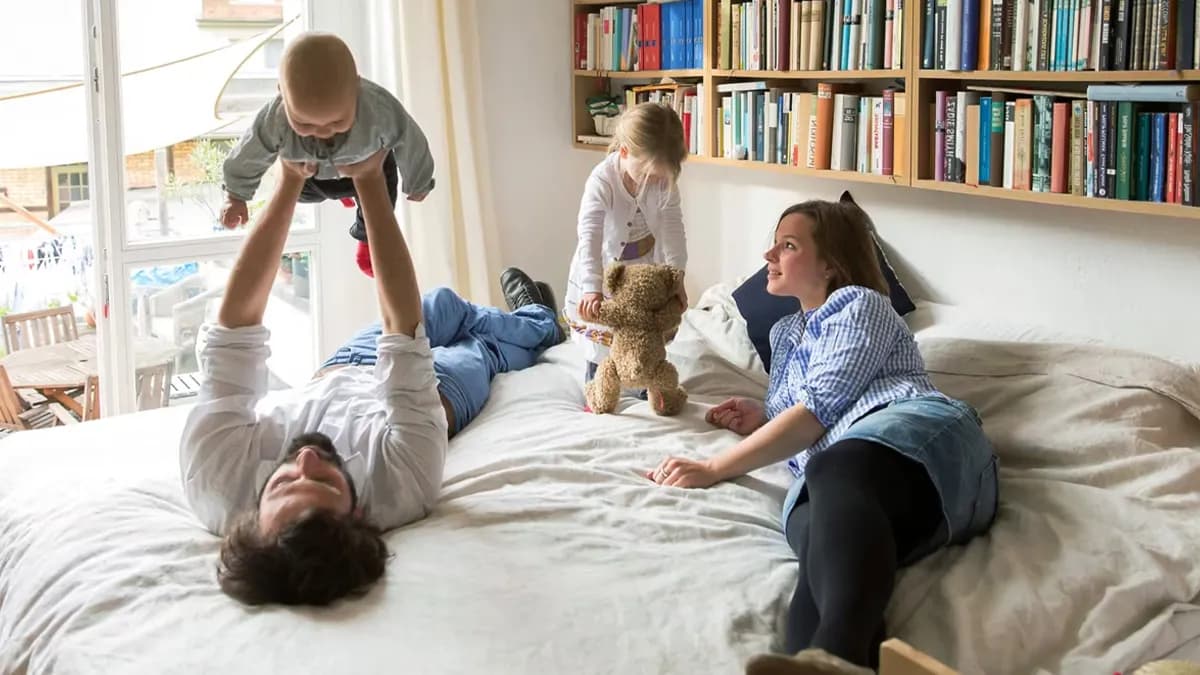 Bebek sağlık sigortası rehberi - anne kucağında bebek